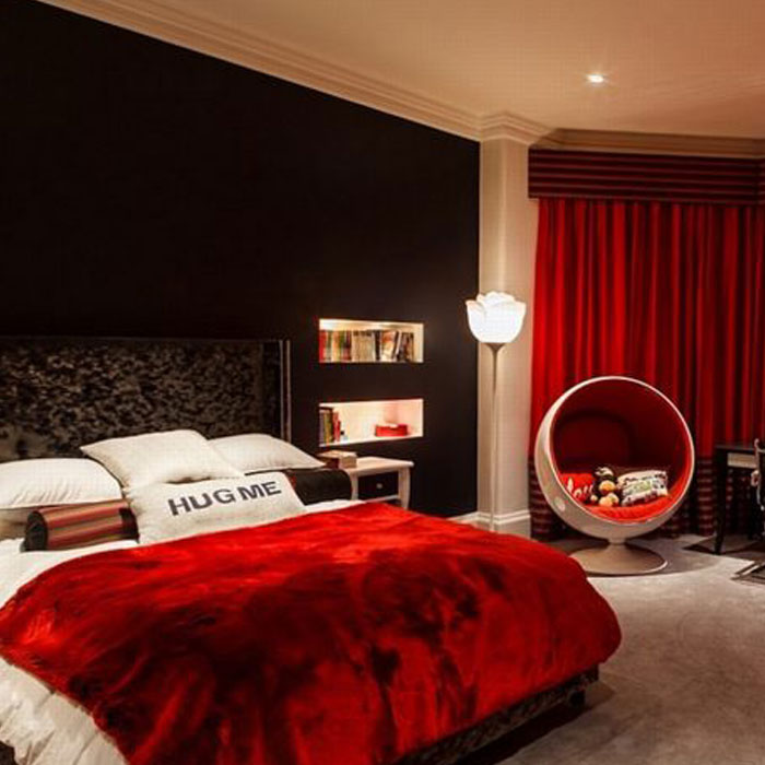 Không gian phòng ngủ đẹp ấm áp với sắc đỏ