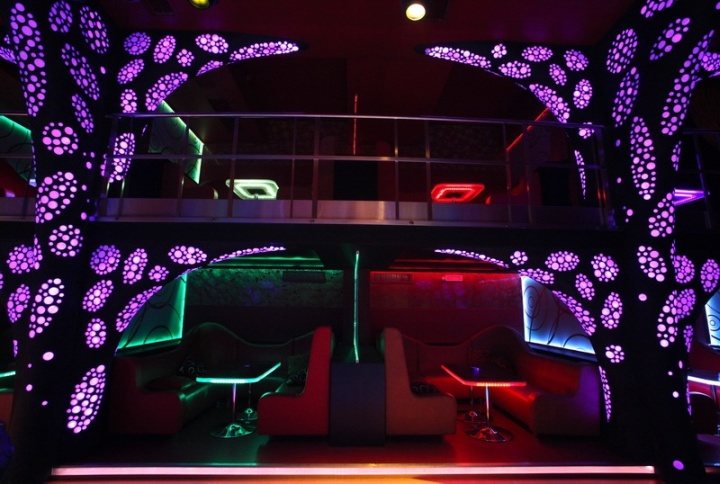 thiết kế đèn LED hiện đại quán bar