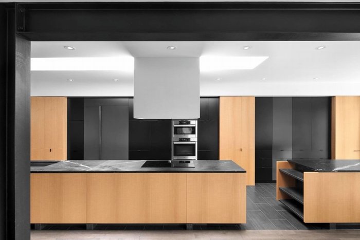 Thiết kế nội thất bếp với tông đen trắng gỗ 15