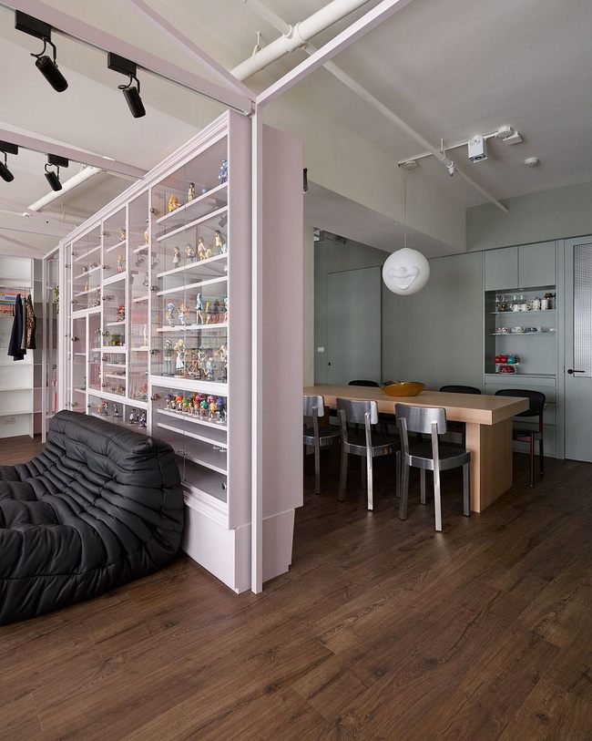 Phòng ăn được bố trí nội thất và màu sắc đơn giản, hiện đại. 1