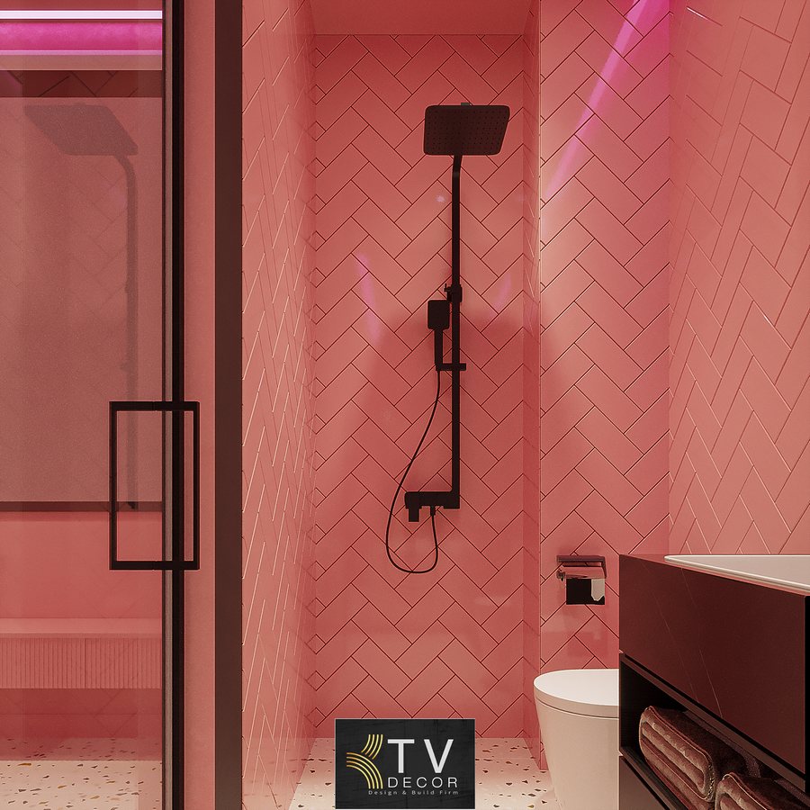 Thiết kế phòng tắm khách sạn chủ đề tình yêu tông hồng pastel với gạch lát xương cá, đèn LED hồng và nội thất hiện đại. 1