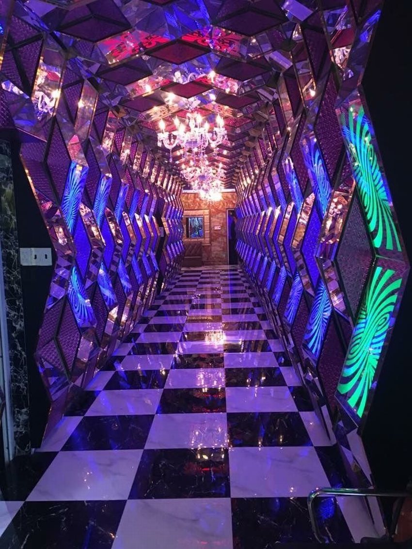 Thiết kế thi công karaoke - KTV với hành lang 3D đèn LED và trần pha lê độc đáo, sang trọng