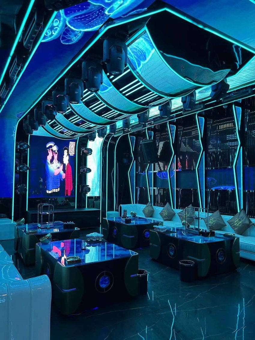 Thiết kế thi công karaoke - KTV LED MỚI hiện đại với hệ thống đèn LED trần cong, ánh sáng xanh nổi bật và không gian đẳng cấp