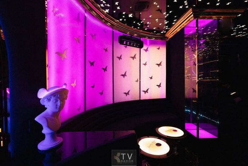 Trần sao bướm nghệ thuật lounge bar club KTV  Bố trí không gian sang trọng lounge bar club KTV  Ánh sáng LED tím nổi bật trong lounge bar club KTV 