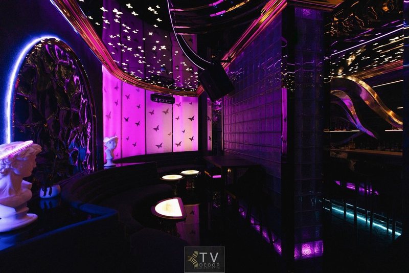 Gương và ánh sáng phản chiếu lounge bar club KTV  Không gian thư giãn lounge bar club KTV đẳng cấp 