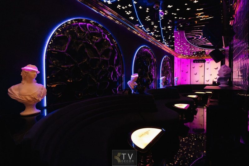 Phòng lounge bar club KTV riêng tư cao cấp  Hệ thống âm thanh ánh sáng lounge bar club KTV chất lượng  Lounge bar club KTV với ánh sáng phản chiếu trần gương 
