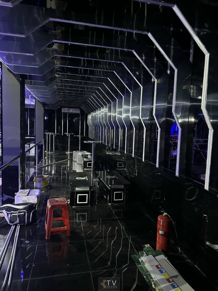 Thiết kế thi công nội thất bar club ấn tượng chuyên nghiệp – NIGHTLE BAR CLUB với hành lang ánh sáng hiện đại và kiến trúc hình học sáng tạo