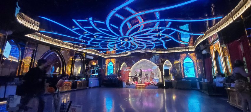 Thiết kế thi công mô hình phòng trà khiêu vũ hát cho nhau nghe - Lounge Chill sang trọng tại NIGHTLE với trần LED nghệ thuật và sân khấu biểu diễn chuyên nghiệp
