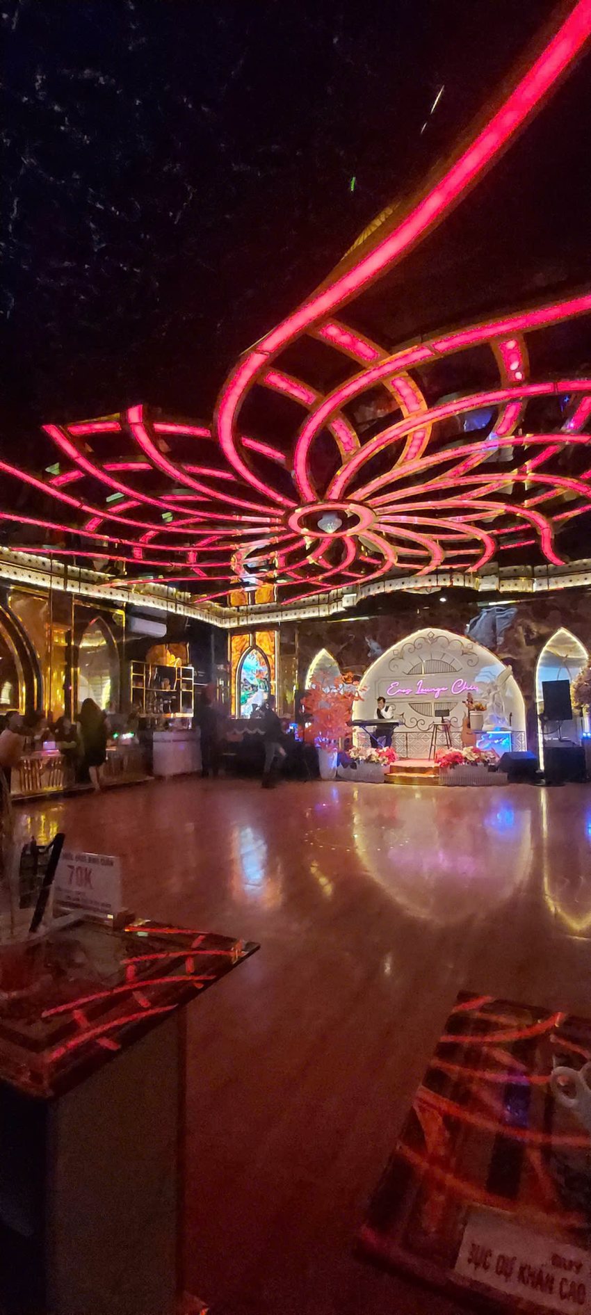 Thiết kế thi công mô hình phòng trà khiêu vũ hát cho nhau nghe - Lounge Chill với trần LED đỏ nghệ thuật và sân khấu phong cách cổ điển tại NIGHTLE
