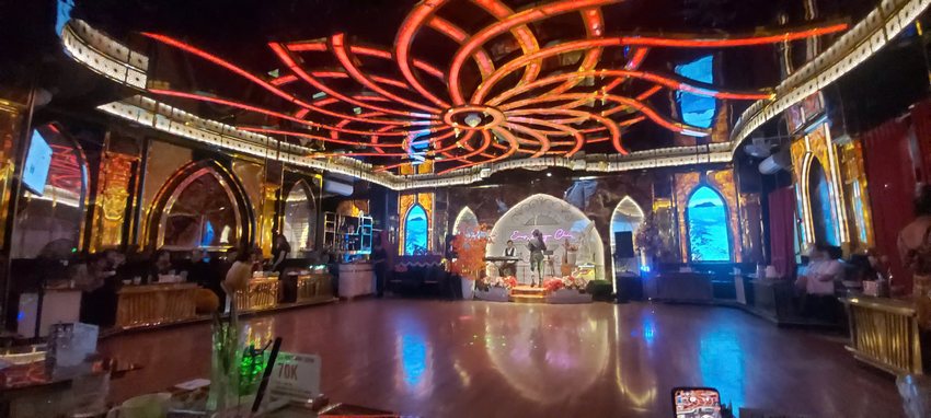 Thiết kế thi công mô hình phòng trà khiêu vũ hát cho nhau nghe - Lounge Chill với trần LED cam đỏ nghệ thuật và sân khấu vòm cổ điển tại NIGHTLE