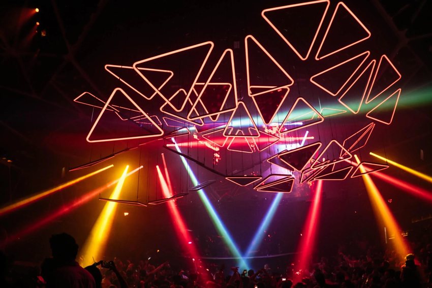 Nội thất club phong cách hiện đại và nghệ thuật ánh sáng