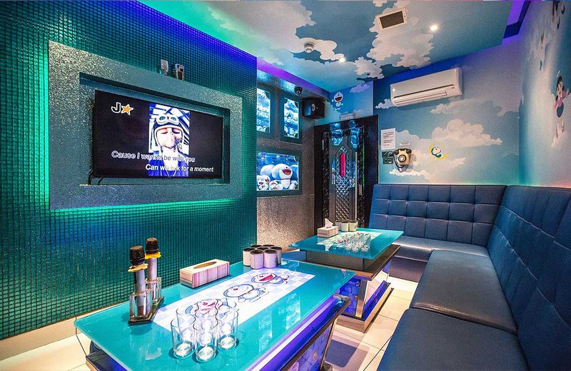 Khám phá mẫu karaoke Doraemon 2210 thiết kế bởi KTV Design – phong cách hoạt hình sinh động, bàn kính phát sáng, trần mây 3D và nội thất xanh trẻ trung, lý tưởng cho gia đình & giới trẻ.