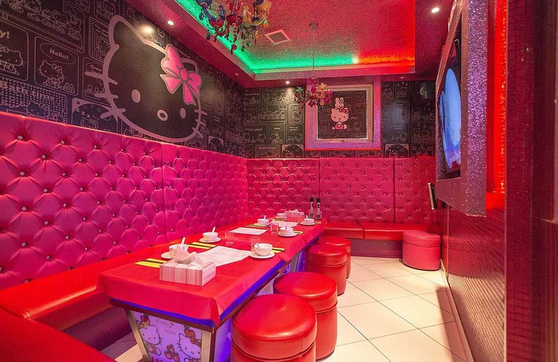 Thiết kế phòng karaoke Hello Kitty 2211 bởi KTV Design – nội thất hồng toàn diện, tường bọc nệm cao cấp, bàn kính hoạt hình dễ thương và ánh sáng LED đa sắc cuốn hút
