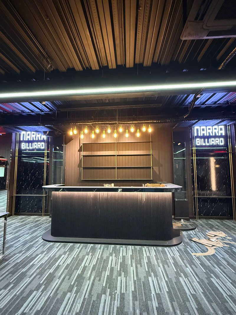 Quầy bar hiện đại tại NARRA BILLIARDS Không gian sang trọng, ánh sáng ấm áp – điểm nhấn hoàn hảo cho một trải nghiệm bida đẳng cấp.