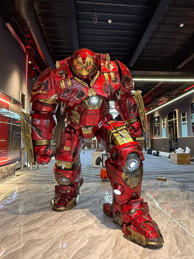 Tượng Hulkbuster kích thước “khủng” được trưng bày tại sảnh chính, tạo điểm nhấn độc đáo và thu hút cho không gian bida – khẳng định phong cách giải trí kết hợp điện ảnh ấn tượng tại NARRA.