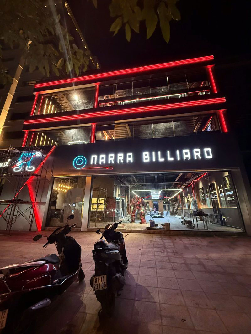 Mặt tiền nổi bật của NARRA BILLIARDS Thiết kế ánh sáng LED ấn tượng, thu hút mọi ánh nhìn ngay từ bên ngoài – khẳng định đẳng cấp của một club bida hiện đại.