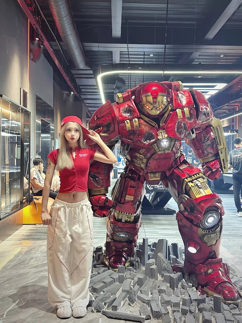 GÓC CHECK-IN SIÊU ANH HÙNG Đối đầu cùng Hulkbuster siêu ngầu – góc sống ảo “must check” tại NARRA BILLIARDS!