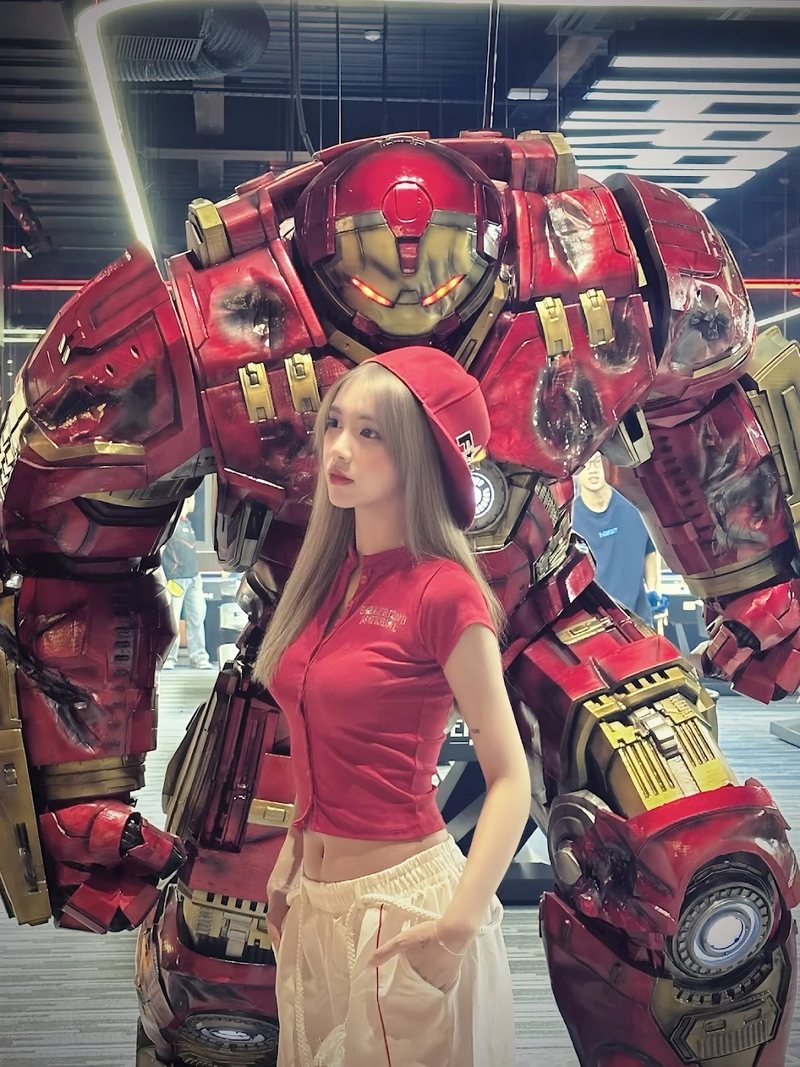 HOT GIRL x HULKBUSTER – CẶP ĐÔI CỰC CHẤT Góc check-in không thể bỏ lỡ tại NARRA BILLIARDS – khi cá tính và phong cách “đụng độ” trong một khung hình!