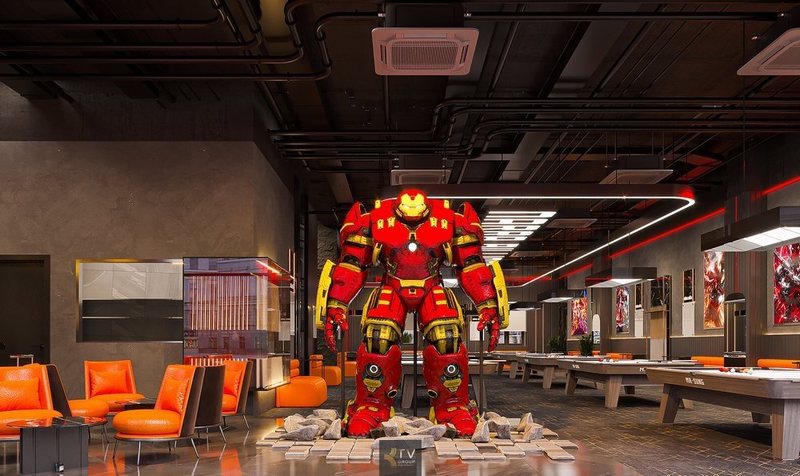 Thiết kế câu lạc bộ Bida ấn tượng với tượng robot Hulkbuster nổi bật, kết hợp không gian giải trí hiện đại, nội thất cam cá tính và bàn bida chuẩn thi đấu.