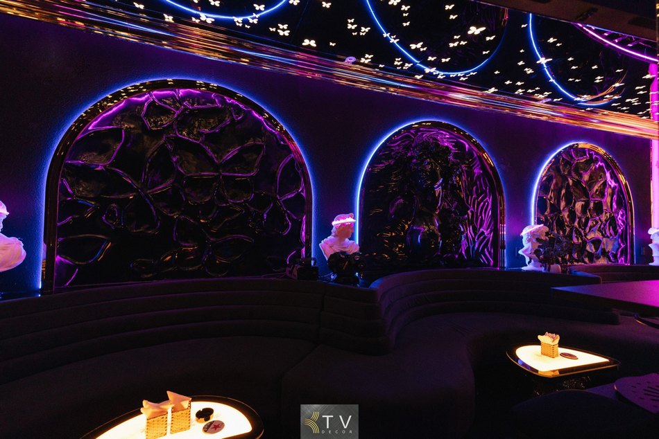 Thiết kế Lounge nhỏ phong cách Dark Luxury thu hút khách hàng trẻ yêu thích nightlife. 555
