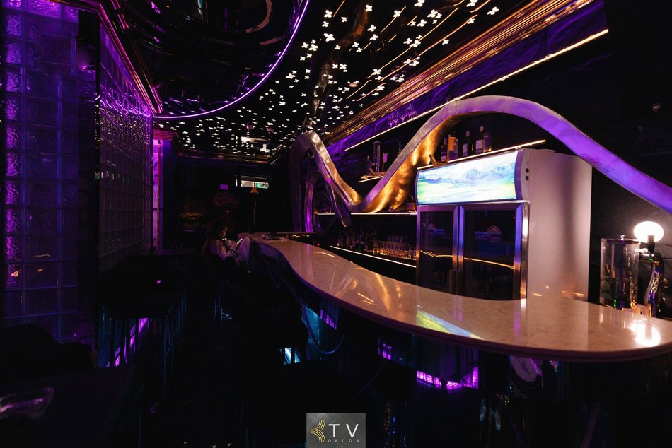 Thiết kế Lounge nhỏ phong cách Dark Luxury thu hút khách hàng trẻ yêu thích nightlife. 333