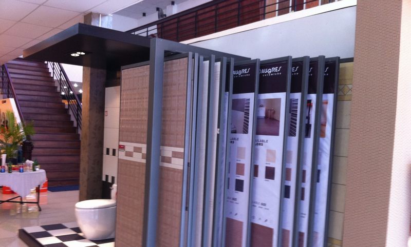 Báo giá kệ gạch lùa và kéo ưa chuộng trong thi công showroom vật liệu xây dựng 6