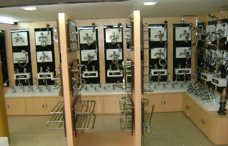 Thiết kế thi công showroom vật liệu xây dựng với mẫu kệ trưng bày vòi sen và thiết bị nhà tắm 10