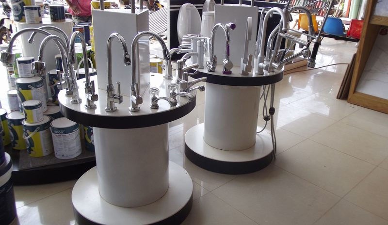 Thiết kế thi công showroom vật liệu xây dựng với mẫu kệ trưng bày vòi sen và thiết bị nhà tắm 11