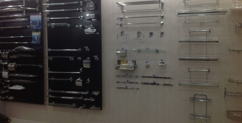 Thiết kế thi công showroom vật liệu xây dựng với mẫu kệ trưng bày vòi sen và thiết bị nhà tắm 12