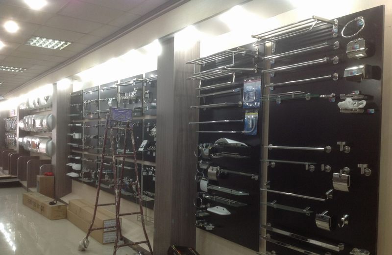 Thiết kế thi công showroom vật liệu xây dựng với mẫu kệ trưng bày vòi sen và thiết bị nhà tắm 13