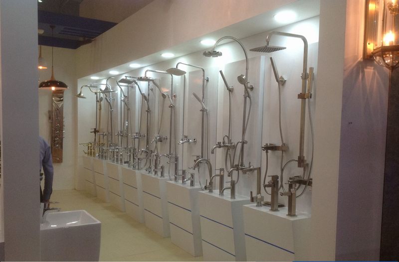 Thiết kế thi công showroom vật liệu xây dựng với mẫu kệ trưng bày vòi sen và thiết bị nhà tắm 14