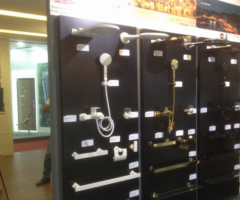 Thiết kế thi công showroom vật liệu xây dựng với mẫu kệ trưng bày vòi sen và thiết bị nhà tắm 15