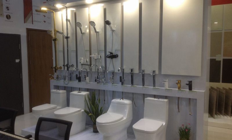 Thiết kế thi công showroom vật liệu xây dựng với mẫu kệ trưng bày vòi sen và thiết bị nhà tắm 16