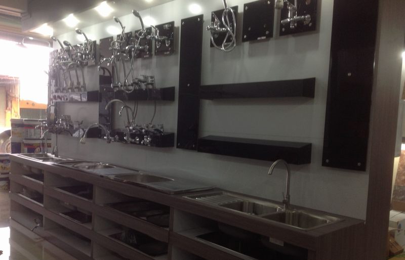 Thiết kế thi công showroom vật liệu xây dựng với mẫu kệ trưng bày vòi sen và thiết bị nhà tắm 189