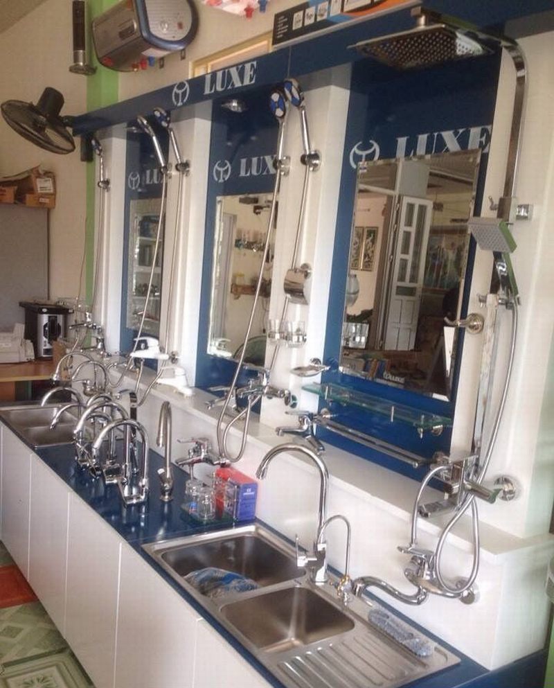 Thiết kế thi công showroom vật liệu xây dựng với mẫu kệ trưng bày vòi sen và thiết bị nhà tắm 2