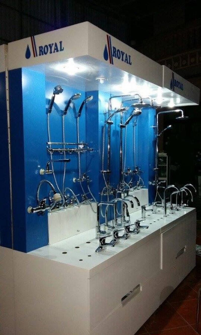 Thiết kế thi công showroom vật liệu xây dựng với mẫu kệ trưng bày vòi sen và thiết bị nhà tắm 1223