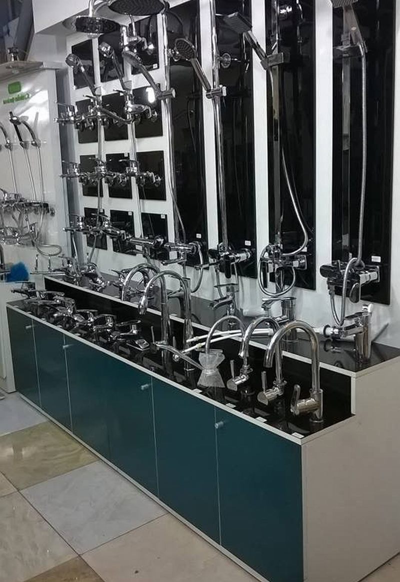 Thiết kế thi công showroom vật liệu xây dựng với mẫu kệ trưng bày vòi sen và thiết bị nhà tắm 22