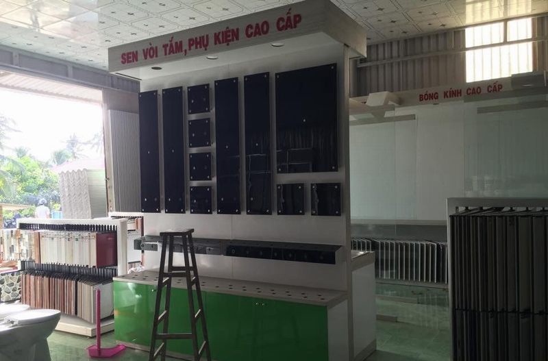 Thiết kế thi công showroom vật liệu xây dựng với mẫu kệ trưng bày vòi sen và thiết bị nhà tắm 234