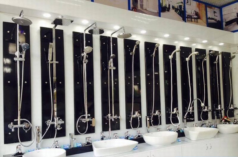 Thiết kế thi công showroom vật liệu xây dựng với mẫu kệ trưng bày vòi sen và thiết bị nhà tắm 24