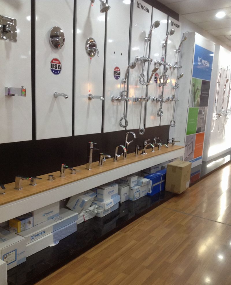 Thiết kế thi công showroom vật liệu xây dựng với mẫu kệ trưng bày vòi sen và thiết bị nhà tắm 25