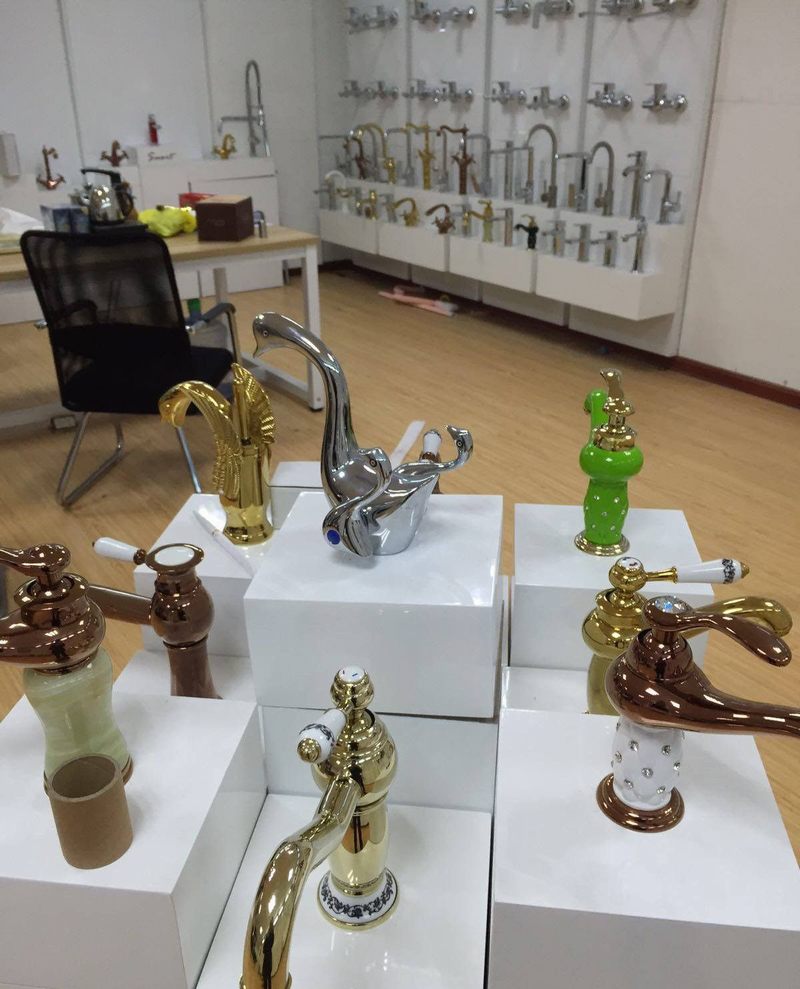 Thiết kế thi công showroom vật liệu xây dựng với mẫu kệ trưng bày vòi sen và thiết bị nhà tắm 26