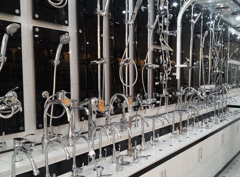 Thiết kế thi công showroom vật liệu xây dựng với mẫu kệ trưng bày vòi sen và thiết bị nhà tắm 30