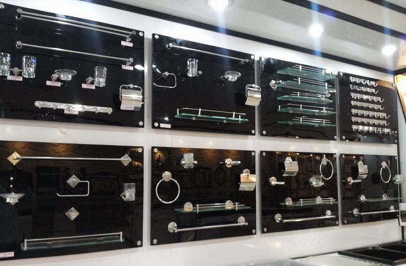 Thiết kế thi công showroom vật liệu xây dựng với mẫu kệ trưng bày vòi sen và thiết bị nhà tắm 31