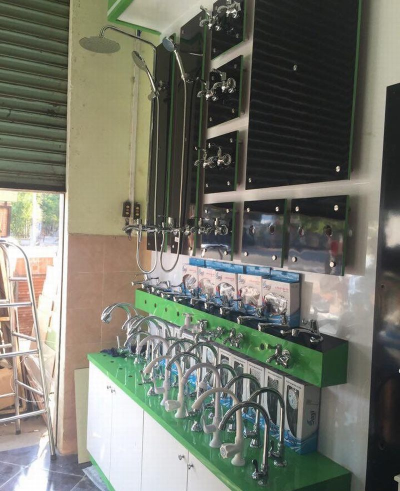 Thiết kế thi công showroom vật liệu xây dựng với mẫu kệ trưng bày vòi sen và thiết bị nhà tắm 32