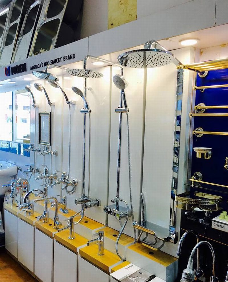 Thiết kế thi công showroom vật liệu xây dựng với mẫu kệ trưng bày vòi sen và thiết bị nhà tắm 35