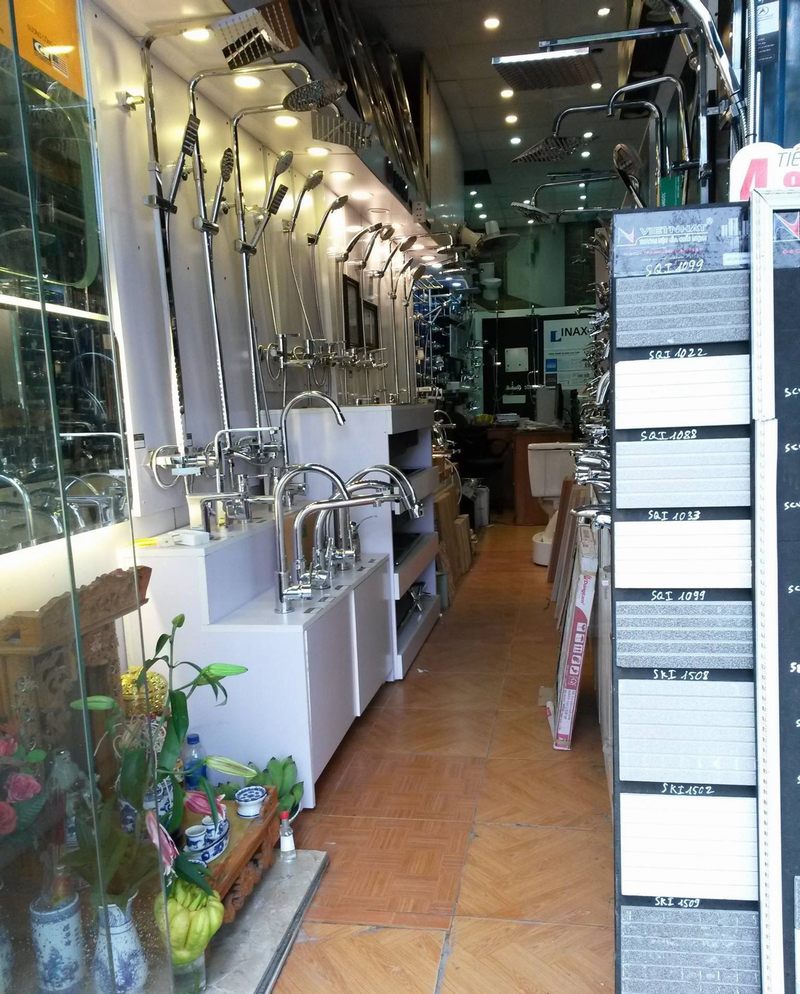 Thiết kế thi công showroom vật liệu xây dựng với mẫu kệ trưng bày vòi sen và thiết bị nhà tắm 36