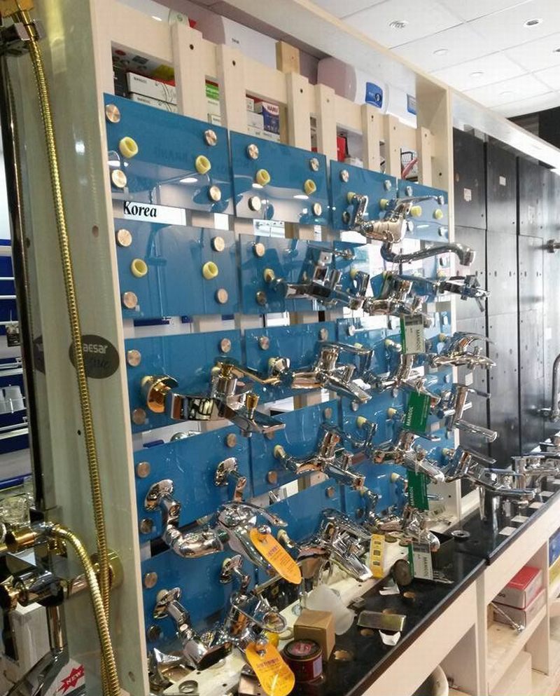 Thiết kế thi công showroom vật liệu xây dựng với mẫu kệ trưng bày vòi sen và thiết bị nhà tắm 41