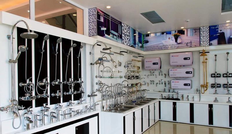 Thiết kế thi công showroom vật liệu xây dựng với mẫu kệ trưng bày vòi sen và thiết bị nhà tắm 43