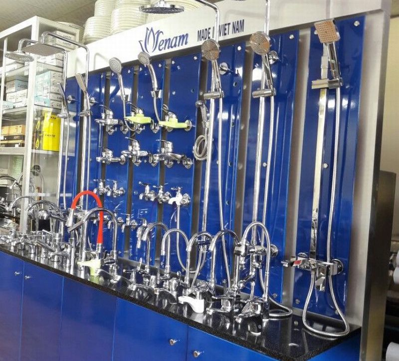 Thiết kế thi công showroom vật liệu xây dựng với mẫu kệ trưng bày vòi sen và thiết bị nhà tắm 44