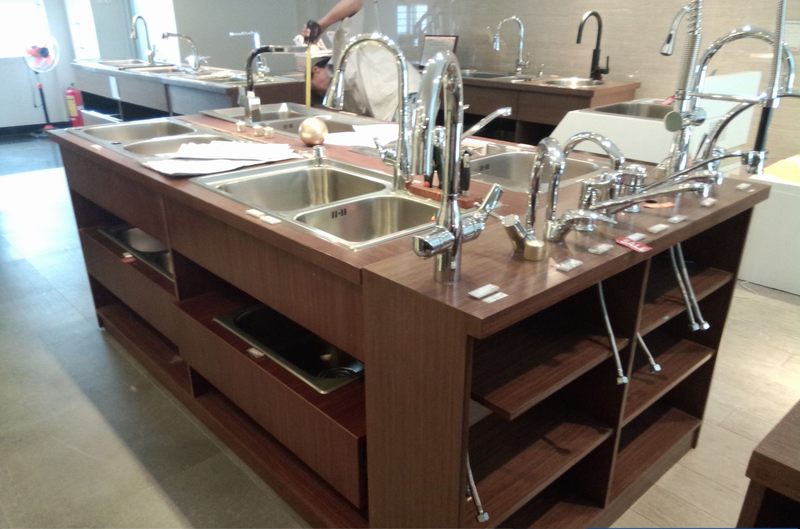 Thiết kế thi công showroom vật liệu xây dựng với mẫu kệ trưng bày vòi sen và thiết bị nhà tắm 355